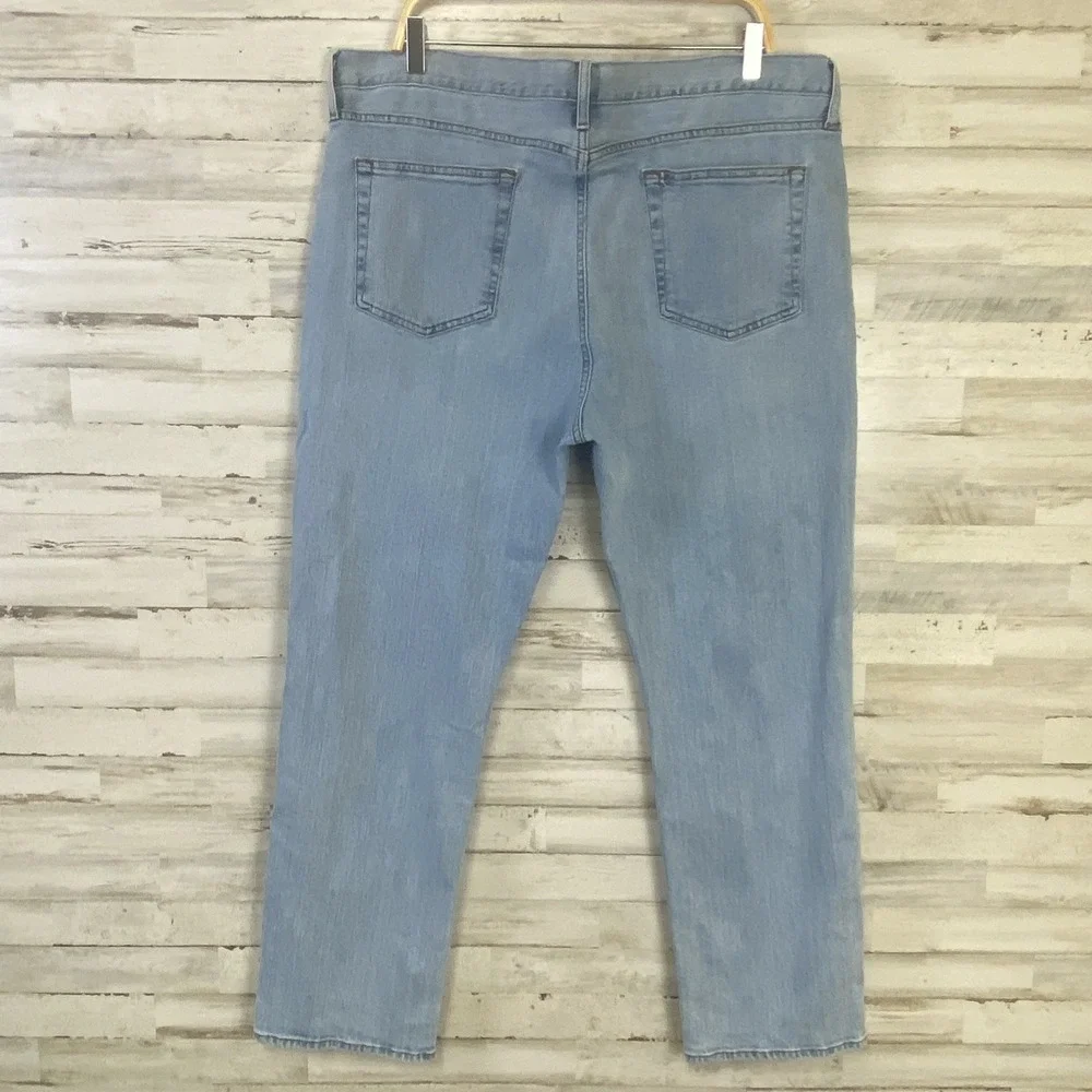 Cremieux Premium Jeans Men 40x30 Blue Denim Light Wash Straight Leg Comfort